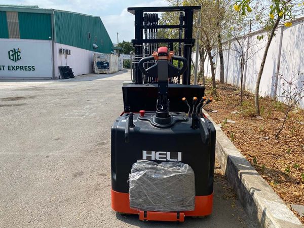 Xe Nâng điện đứng Lái 2 Tấn Heli