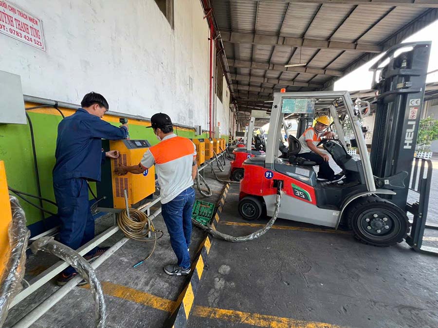 Sắp Xếp Vị Trí Sạc Cho Xe Nâng