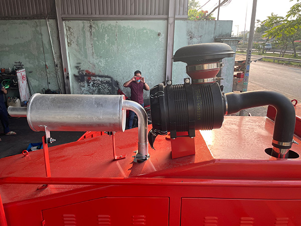 Bầu Lọc Gió Và ống Xả Xe Nâng Bên Hông